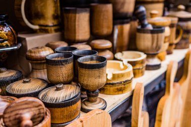 Üstünde belgili tanımlık sayaç Gürcistan'daki Ahşap mutfak eşyaları. Çevre dostu yemekleri.