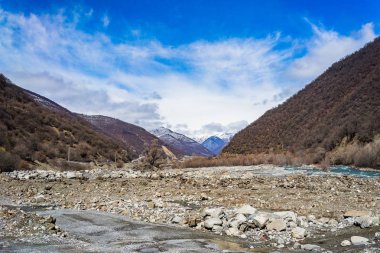 Nehir, köprü, dağlar ile fantastik manzara. Gürcistan, Avrupa. Kafkas Dağları.