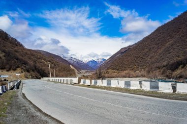 Nehir, köprü, dağlar ile fantastik manzara. Gürcistan, Avrupa. Kafkas Dağları.