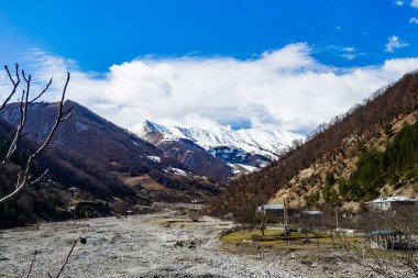 Nehir, köprü, dağlar ile fantastik manzara. Gürcistan, Avrupa. Kafkas Dağları.