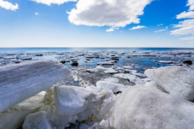 Saint-Petersburg ' a. Baharda Finlandiya Körfezi 'nin kıyısı. Baltık Denizi 'nin buz kütleleri, Güneş ve mavi su.
