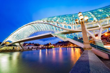 Tiflis, Gürcistan'da barış köprüsü. Gece dostluk köprüsünün güzel aydınlatması. Şehrin ana cazibe.