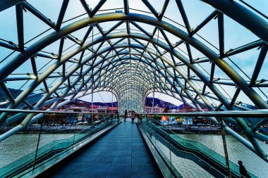 Tiflis, Gürcistan'da barış köprüsü. Gece dostluk köprüsünün güzel aydınlatması. Şehrin ana cazibe.