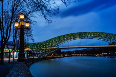 Tiflis, Gürcistan'da barış köprüsü. Gece dostluk köprüsünün güzel aydınlatması. Şehrin ana cazibe.
