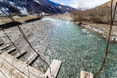 Georgia'daki dağ nehri. Hızlı akıntısı ve arka planda dağları olan bir nehir. Gürcistan Manzaraları. 