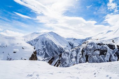 Gürcistan'da karla kaplı zirveleri olan dağlar. Güzel dağ zirveleri.