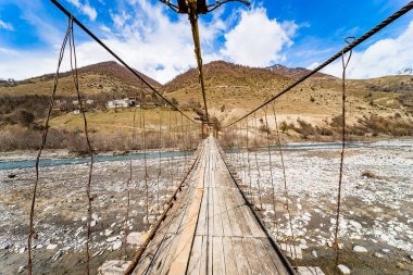 Georgia'daki dağ nehri. Hızlı akıntısı ve arka planda dağları olan bir nehir. Gürcistan Manzaraları. 