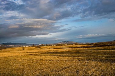 Gün batımında tarla. Gün batımı güneşinin ışınlarında güzel gökyüzü ve alan. 