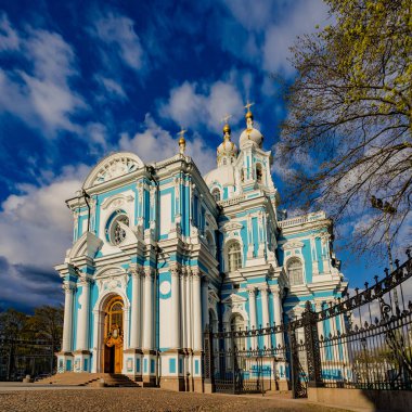 Smolny veya Voskresensky Smolny manastırı Rastrelli meydanında, St Petersburg, Rusya, güzel gökyüzü Neva nehri kıyısında yer almaktadır.
