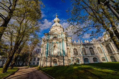 Smolny veya Voskresensky Smolny manastırı Rastrelli meydanında, St Petersburg, Rusya, güzel gökyüzü Neva nehri kıyısında yer almaktadır.