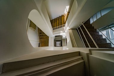 Smolny veya Voskresensky Smolny manastırı Rastrelli meydanında, St Petersburg, Rusya, güzel gökyüzü Neva nehri kıyısında yer almaktadır.