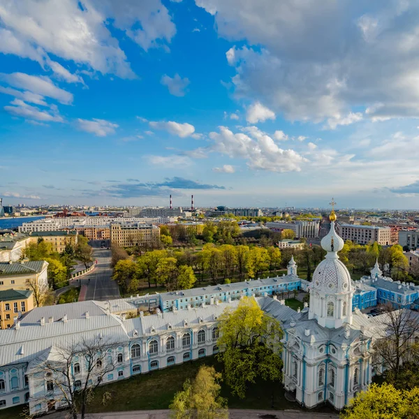 스몰니 보스크레센스키 스몰니 수도원은 러시아 상트페테르부르크의 유역에 위치한 라스트렐리 광장에 — 스톡 사진
