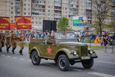 8 Mayıs 2019 tarihinde St Petersburg Nevsky ilçesinde festival etkinlikleri, Rusya. Zafer Günü için şenlikli alayı.