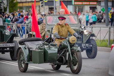 8 Mayıs 2019 tarihinde St Petersburg Nevsky ilçesinde festival etkinlikleri, Rusya. Zafer Günü için şenlikli alayı.