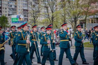 8 Mayıs 2019 tarihinde St Petersburg Nevsky ilçesinde festival etkinlikleri, Rusya. Zafer Günü için şenlikli alayı.