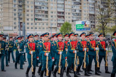 8 Mayıs 2019 tarihinde St Petersburg Nevsky ilçesinde festival etkinlikleri, Rusya. Zafer Günü için şenlikli alayı.