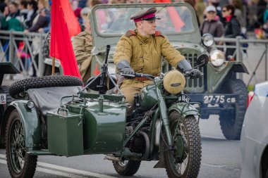 8 Mayıs 2019 tarihinde St Petersburg Nevsky ilçesinde festival etkinlikleri, Rusya. Zafer Günü için şenlikli alayı.