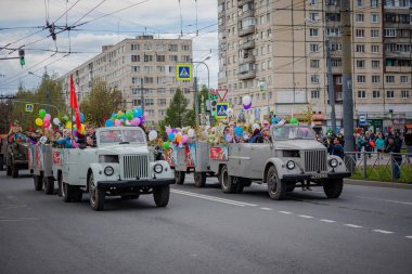 8 Mayıs 2019 tarihinde St Petersburg Nevsky ilçesinde festival etkinlikleri, Rusya. Zafer Günü için şenlikli alayı.