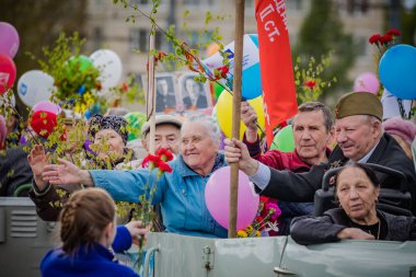 8 Mayıs 2019 tarihinde St Petersburg Nevsky ilçesinde festival etkinlikleri, Rusya. Zafer Günü için şenlikli alayı.