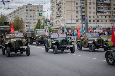 8 Mayıs 2019 tarihinde St Petersburg Nevsky ilçesinde festival etkinlikleri, Rusya. Zafer Günü için şenlikli alayı.