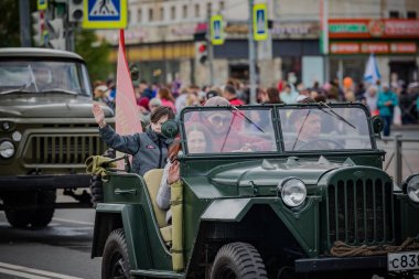 8 Mayıs 2019 tarihinde St Petersburg Nevsky ilçesinde festival etkinlikleri, Rusya. Zafer Günü için şenlikli alayı.