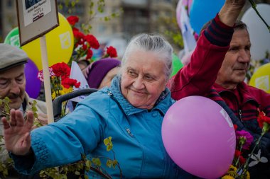 8 Mayıs 2019 tarihinde St Petersburg Nevsky ilçesinde festival etkinlikleri, Rusya. Zafer Günü için şenlikli alayı.