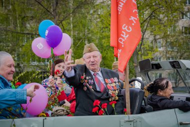 8 Mayıs 2019 tarihinde St Petersburg Nevsky ilçesinde festival etkinlikleri, Rusya. Zafer Günü için şenlikli alayı.