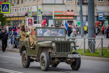 8 Mayıs 2019 tarihinde St Petersburg Nevsky ilçesinde festival etkinlikleri, Rusya. Zafer Günü için şenlikli alayı.