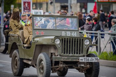 8 Mayıs 2019 tarihinde St Petersburg Nevsky ilçesinde festival etkinlikleri, Rusya. Zafer Günü için şenlikli alayı.