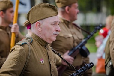 8 Mayıs 2019 tarihinde St Petersburg Nevsky ilçesinde festival etkinlikleri, Rusya. Zafer Günü için şenlikli alayı.
