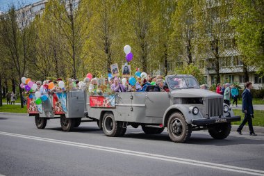 8 Mayıs 2019 tarihinde St Petersburg Nevsky ilçesinde festival etkinlikleri, Rusya. Zafer Günü için şenlikli alayı.