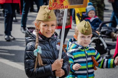 8 Mayıs 2019 tarihinde St Petersburg Nevsky ilçesinde festival etkinlikleri, Rusya. Zafer Günü için şenlikli alayı.