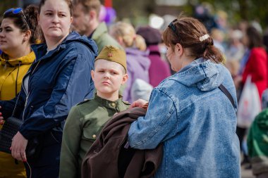 8 Mayıs 2019 tarihinde St Petersburg Nevsky ilçesinde festival etkinlikleri, Rusya. Zafer Günü için şenlikli alayı.