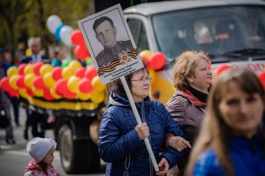 8 Mayıs 2019 tarihinde St Petersburg Nevsky ilçesinde festival etkinlikleri, Rusya. Zafer Günü için şenlikli alayı.