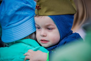 8 Mayıs 2019 tarihinde St Petersburg Nevsky ilçesinde festival etkinlikleri, Rusya. Zafer Günü için şenlikli alayı.