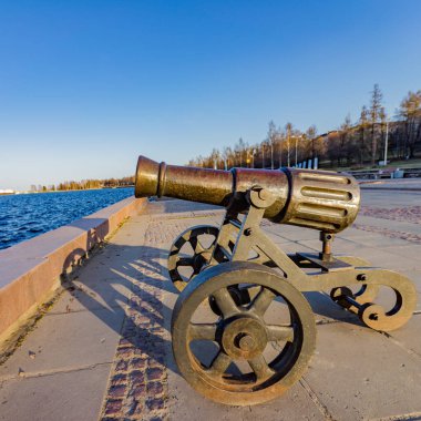 2 Mayıs 2019. Petrozavodsk, Karelia'daki Onega Gölü'nün dolgusu. Onega gölü, kaldırım, anıtlar ve tesisler.