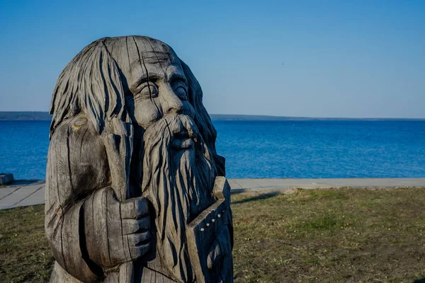 2 Mayıs 2019. Petrozavodsk, Karelia'daki Onega Gölü'nün dolgusu. Onega gölü, kaldırım, anıtlar ve tesisler.