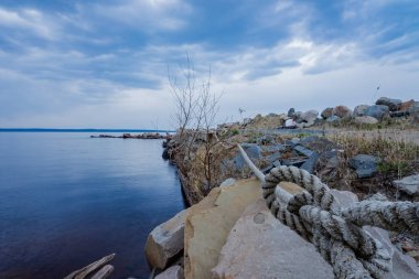 Onega Gölü'nün güzel kıyısı. Petrozavodsk, Karelia. Onega Gölü kıyısında su ve taşlar.