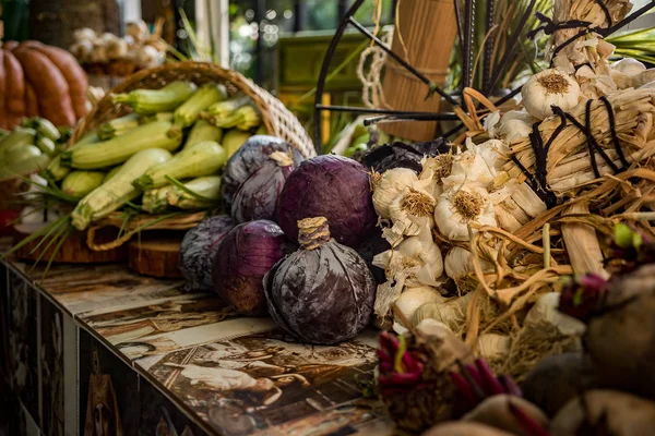 新鲜的蔬菜在桌子上 秋收与健康天然产品理念 — 图库照片