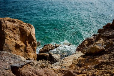 Akdeniz'in yüksek kayalık kıyıları ve deniz dalgaları.