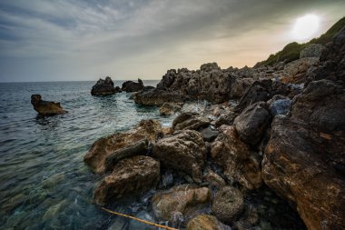Akdeniz'in yüksek kayalık kıyıları ve deniz dalgaları.