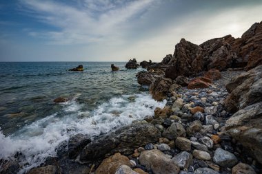 Akdeniz'in yüksek kayalık kıyıları ve deniz dalgaları.