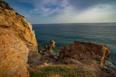 Akdeniz'in yüksek kayalık kıyıları ve deniz dalgaları.