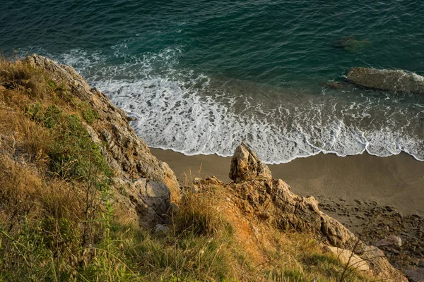 Alta Costa Rocciosa Onde Del Mare Del Mediterraneo — Foto Stock