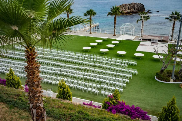 Zelené Pole Bílými Židlemi Stoly Místo Svatební Obřad — Stock fotografie