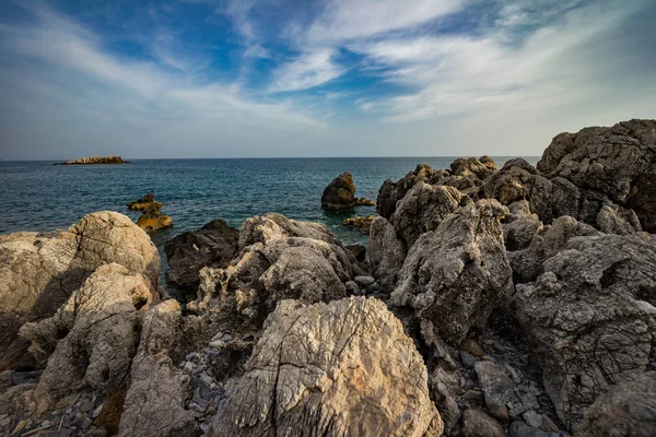 Hög Stenig Kust Och Havsvågor Medelhavet — Stockfoto