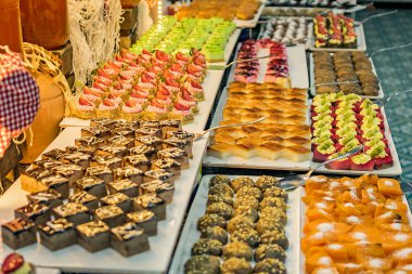 Sofradaki Türk tatlıları öğle yemeği için güzelce serildi. Ramazan Bayramı.