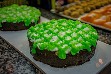 Sofradaki Türk tatlıları öğle yemeği için güzelce serildi. Ramazan Bayramı.