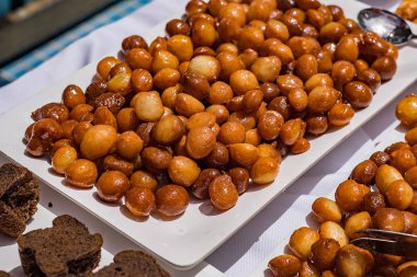 Sofradaki Türk tatlıları öğle yemeği için güzelce serildi. Ramazan Bayramı.