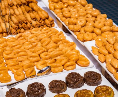 Sofradaki Türk tatlıları öğle yemeği için güzelce serildi. Ramazan Bayramı.